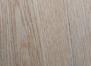 Krassen in houten vloer herstellen