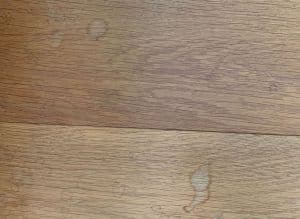 Watervlekken-uit-houten-vloer-verwijderen-300x219