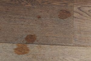vetvlekken uit houten vloer verwijderen