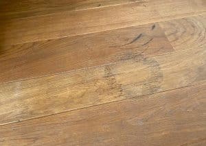 Zwarte vlekken uit houten vloer verwijderen