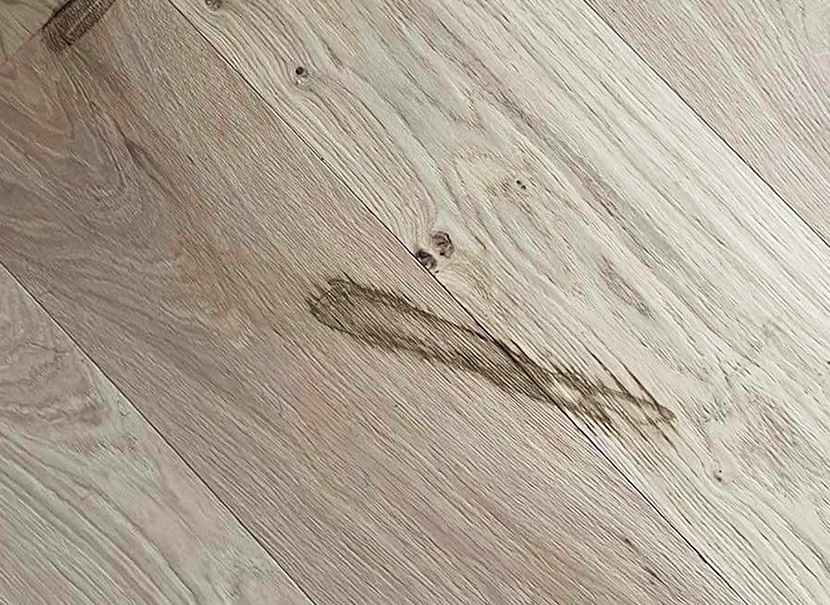 zwarte vlekken uit houten vloer verwijderen