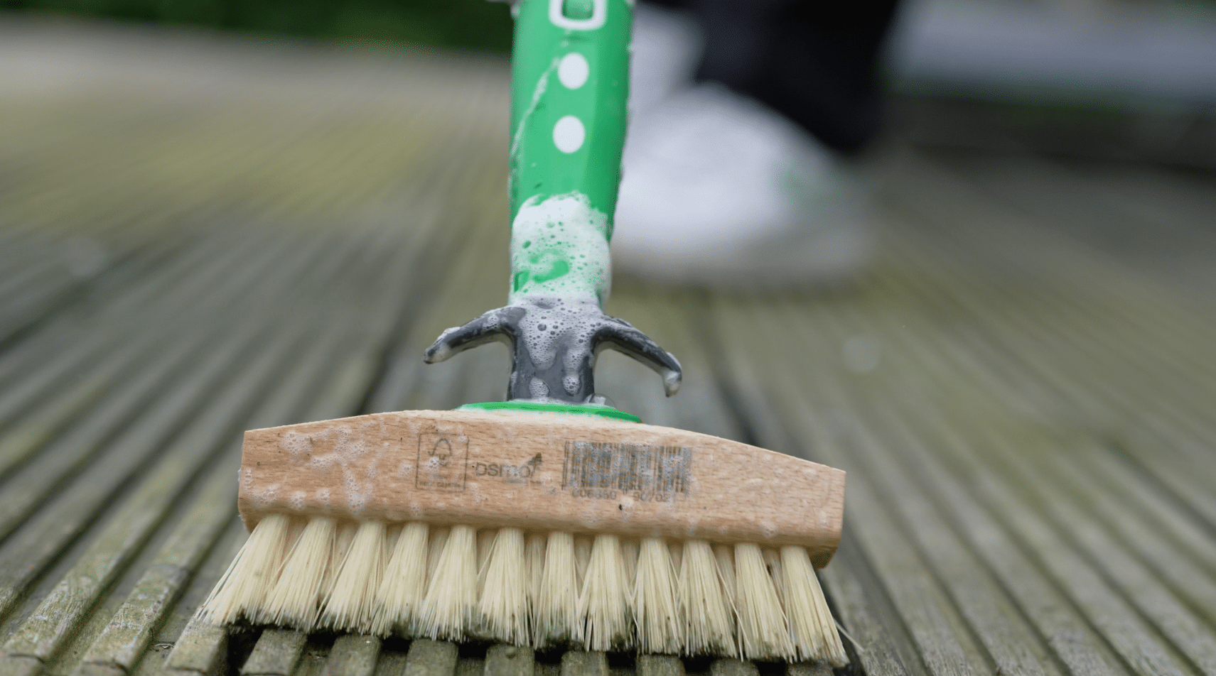 03 Douglas hout reinigen met een borstel