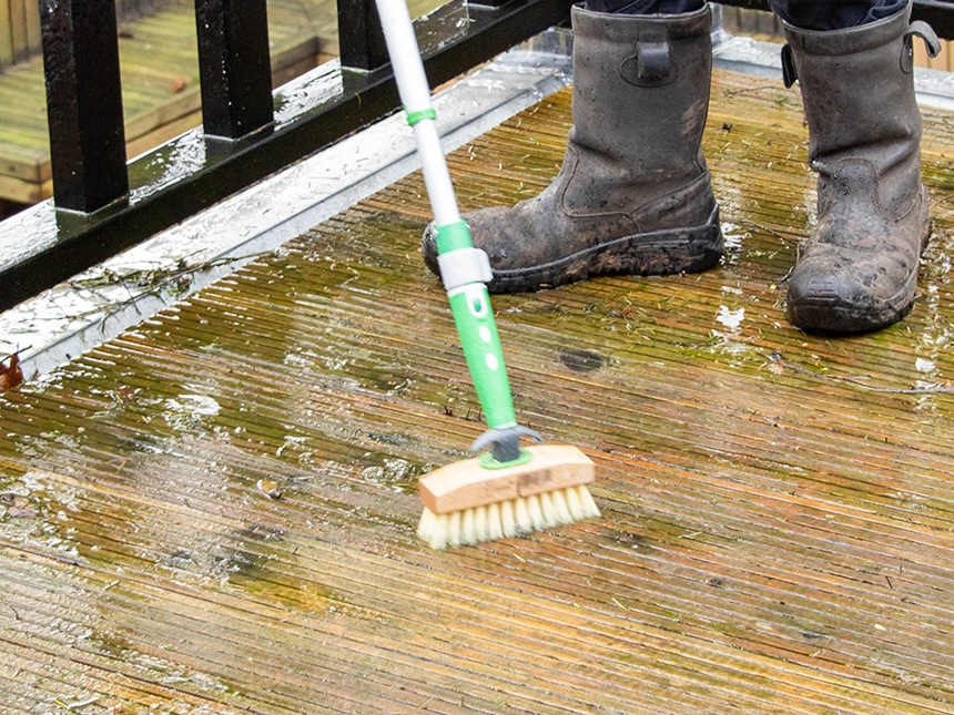 Groene aanslag verwijderen met borstel